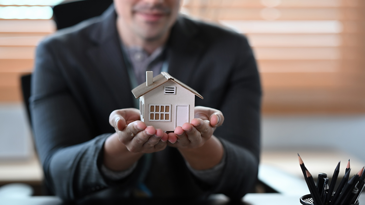 Real Estate Agent Holding Small House Model Mortg 2022 02 09 01 09 11 Utc